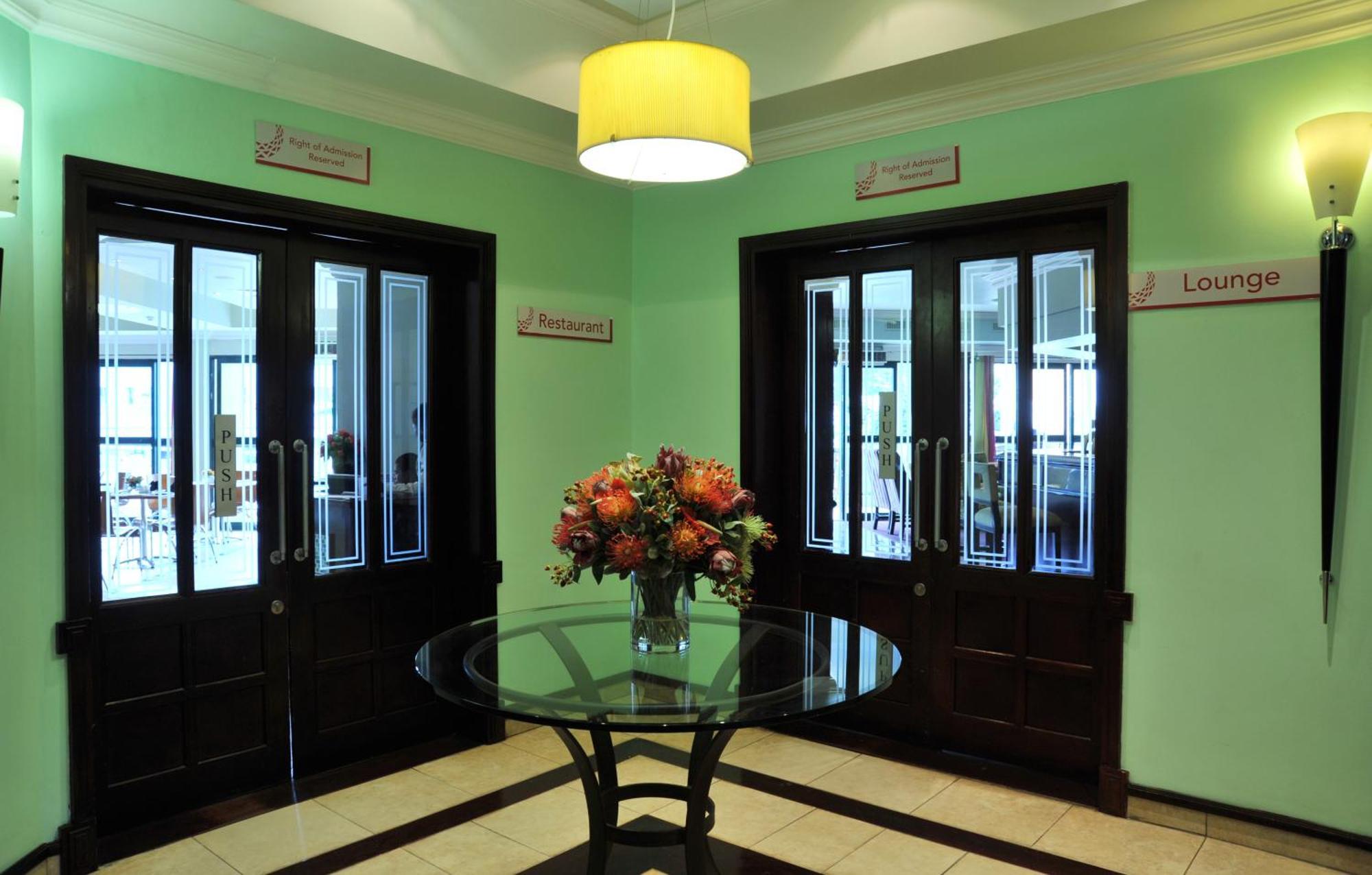 Cresta President Hotel Gaborone Buitenkant foto