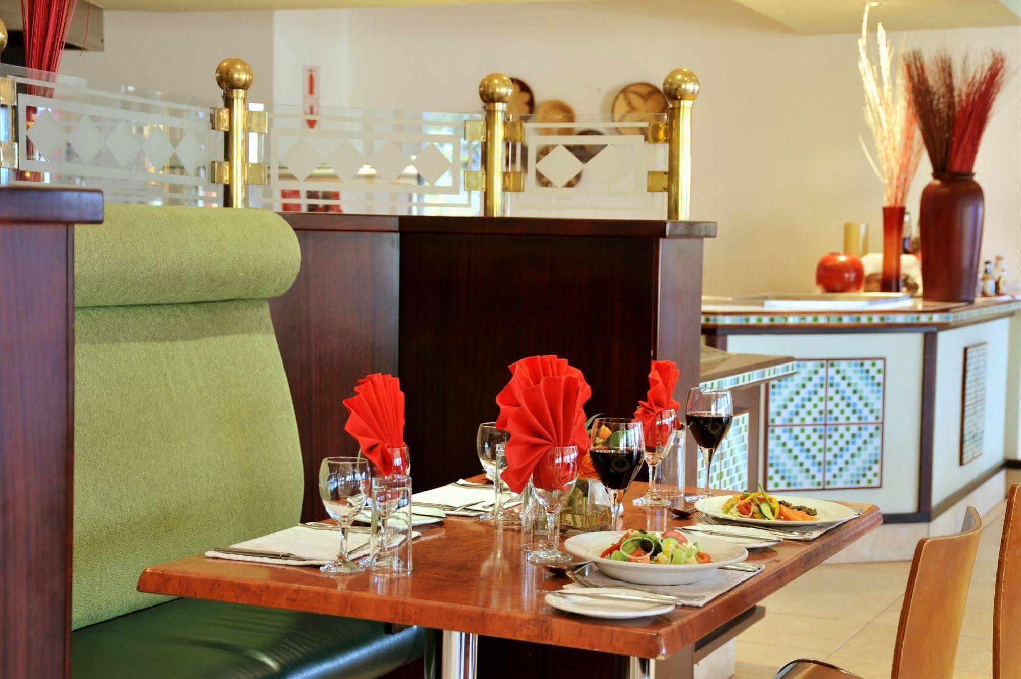 Cresta President Hotel Gaborone Buitenkant foto