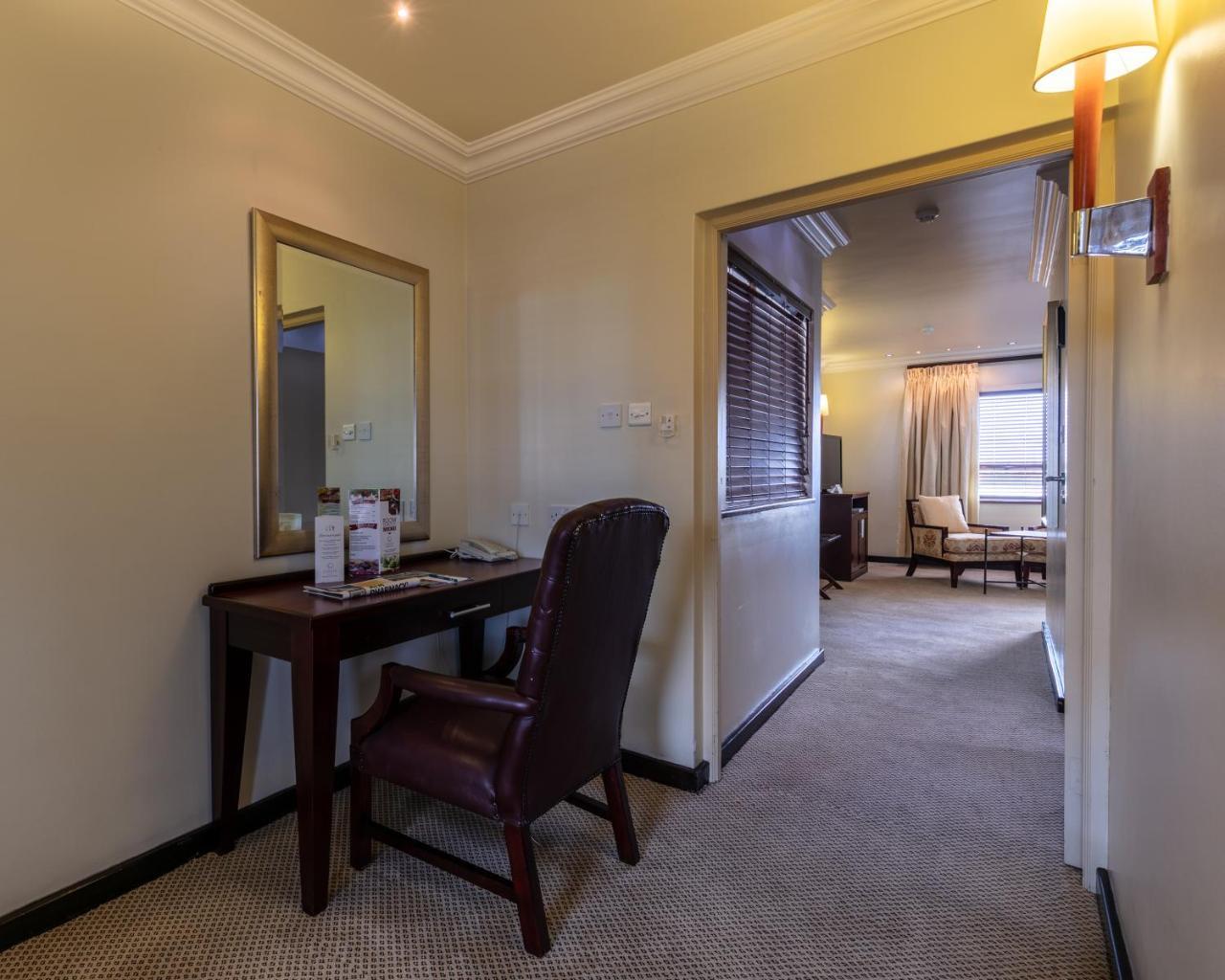 Cresta President Hotel Gaborone Buitenkant foto